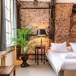 Classy 17th C Canalhouse Amsterdam