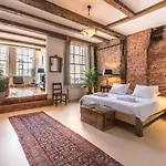 Classy 17th C Canalhouse