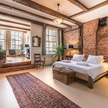 Classy 17th C Canalhouse