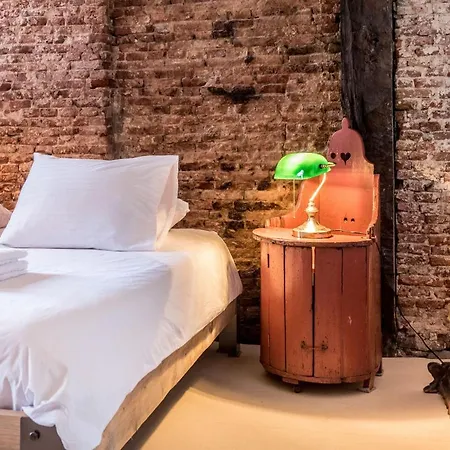 Classy 17th C Canalhouse 3*