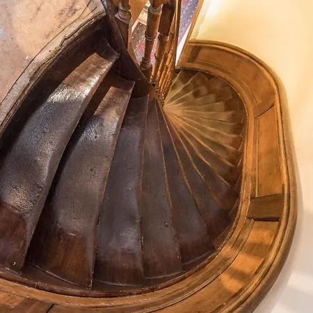 Classy 17th C Canalhouse