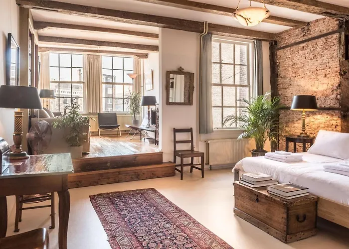 בית הארחה Classy 17th C Canalhouse