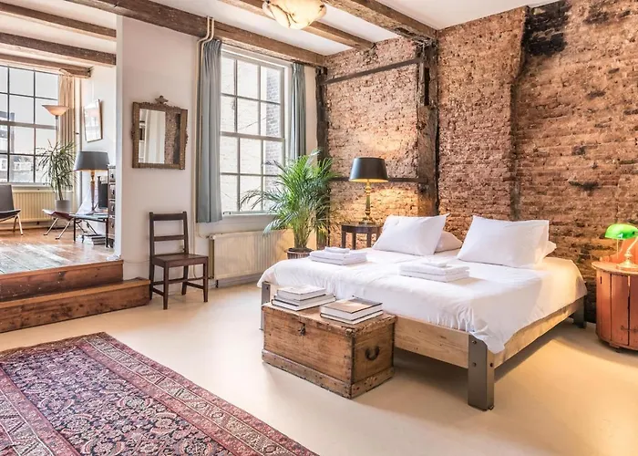 Classy 17th C Canalhouse בית הארחה