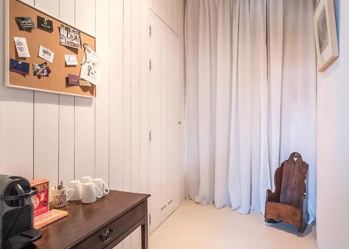 Classy 17th C Canalhouse 3*