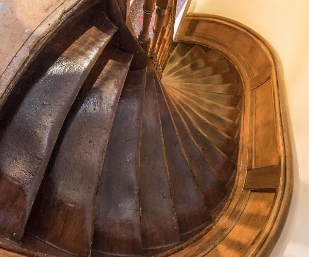 Classy 17th C Canalhouse