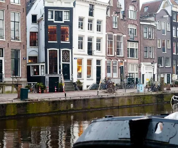 Classy 17th C Canalhouse 3*