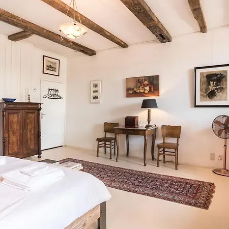 Gasthuis Classy 17th C Canalhouse