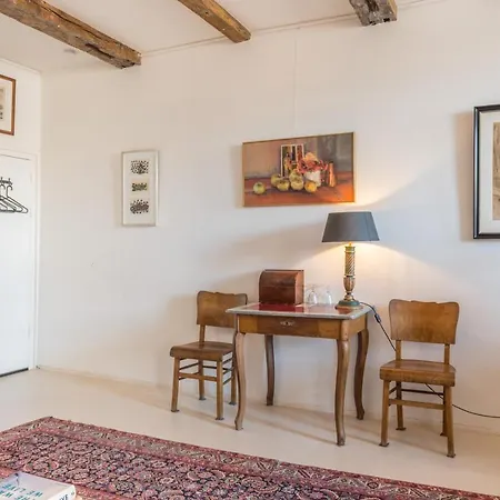 Classy 17th C Canalhouse