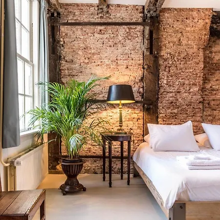 Classy 17th C Canalhouse Амстердам