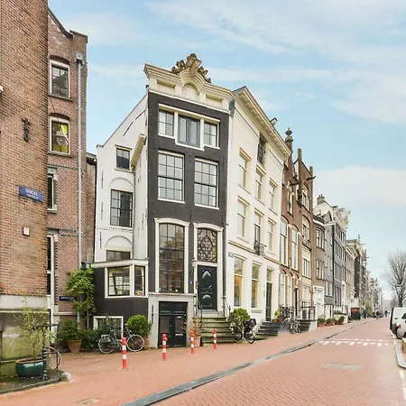 Classy 17th C Canalhouse 3*