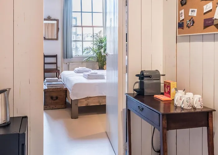 Classy 17th C Canalhouse