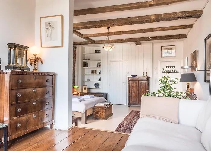 Classy 17th C Canalhouse Gasthuis