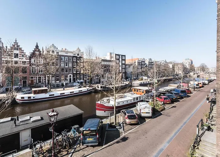 Classy 17th C Canalhouse 3*