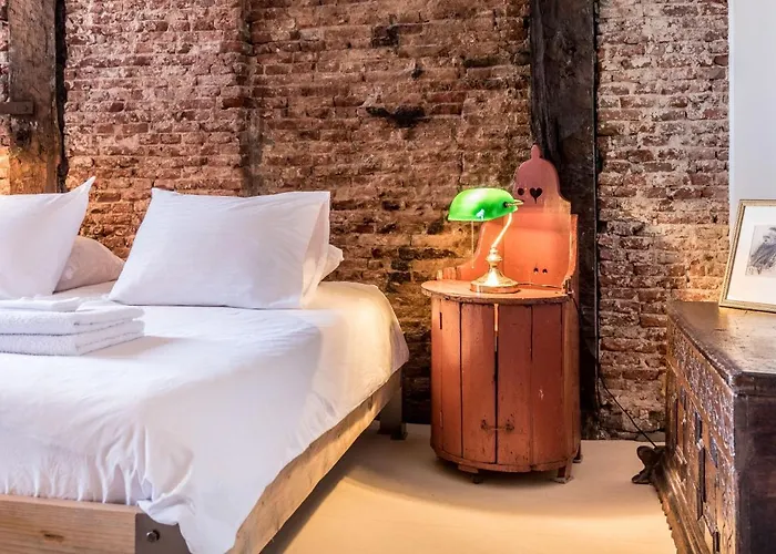 Classy 17th C Canalhouse 3*