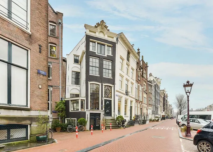 Classy 17th C Canalhouse 3*