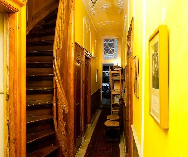 Classy 17th C Canalhouse Amsterdam