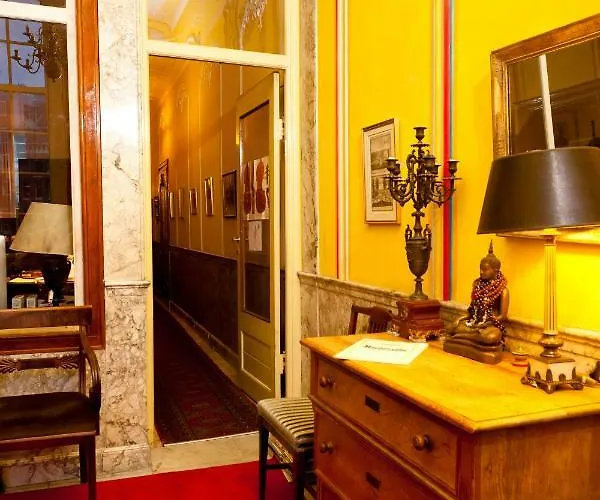 Classy 17th C Canalhouse 3* Amsterdam